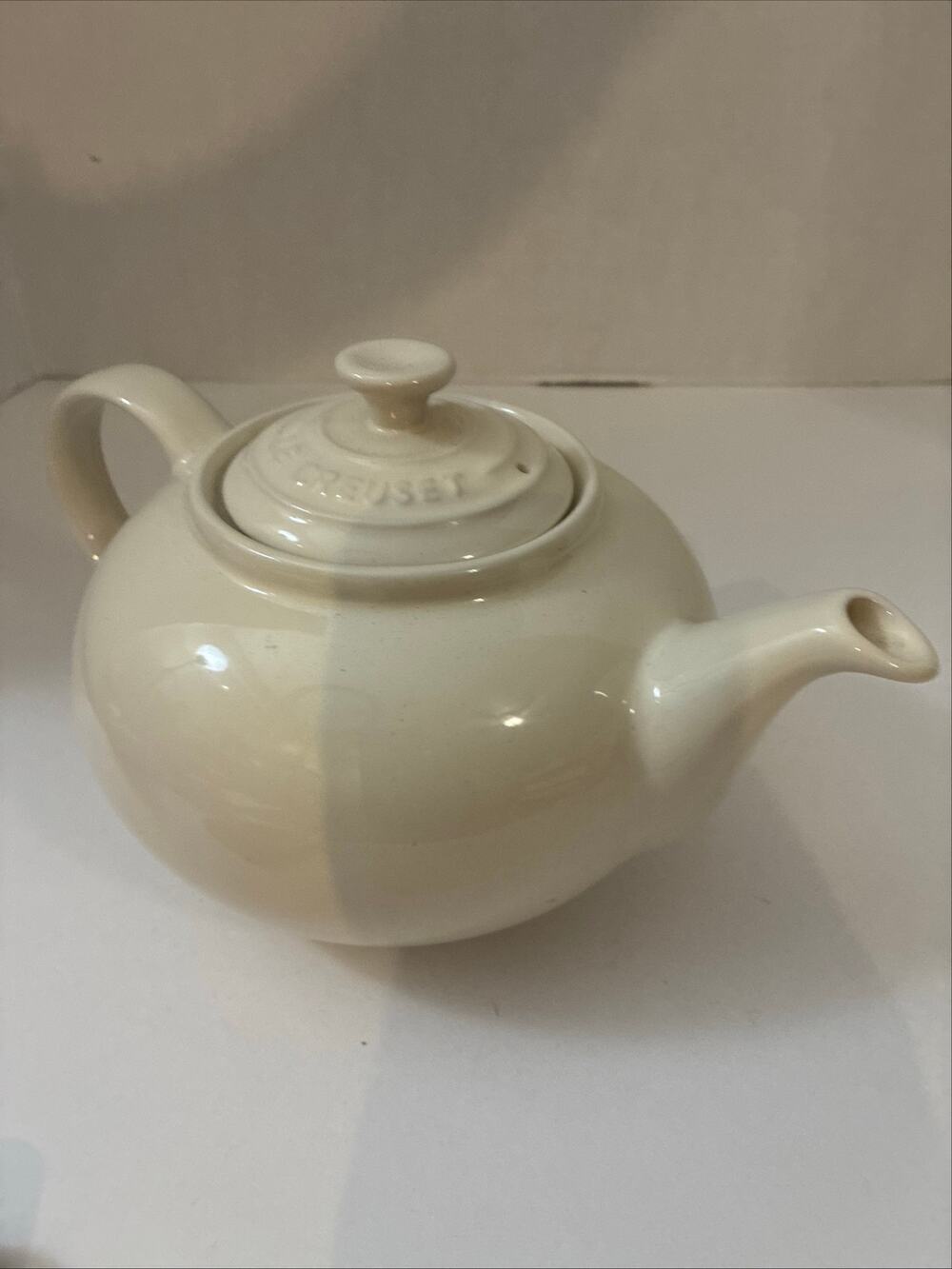 Le Creuset 1.3L Teapot Classic Stoneware Glossy Finish White 32 Ounce